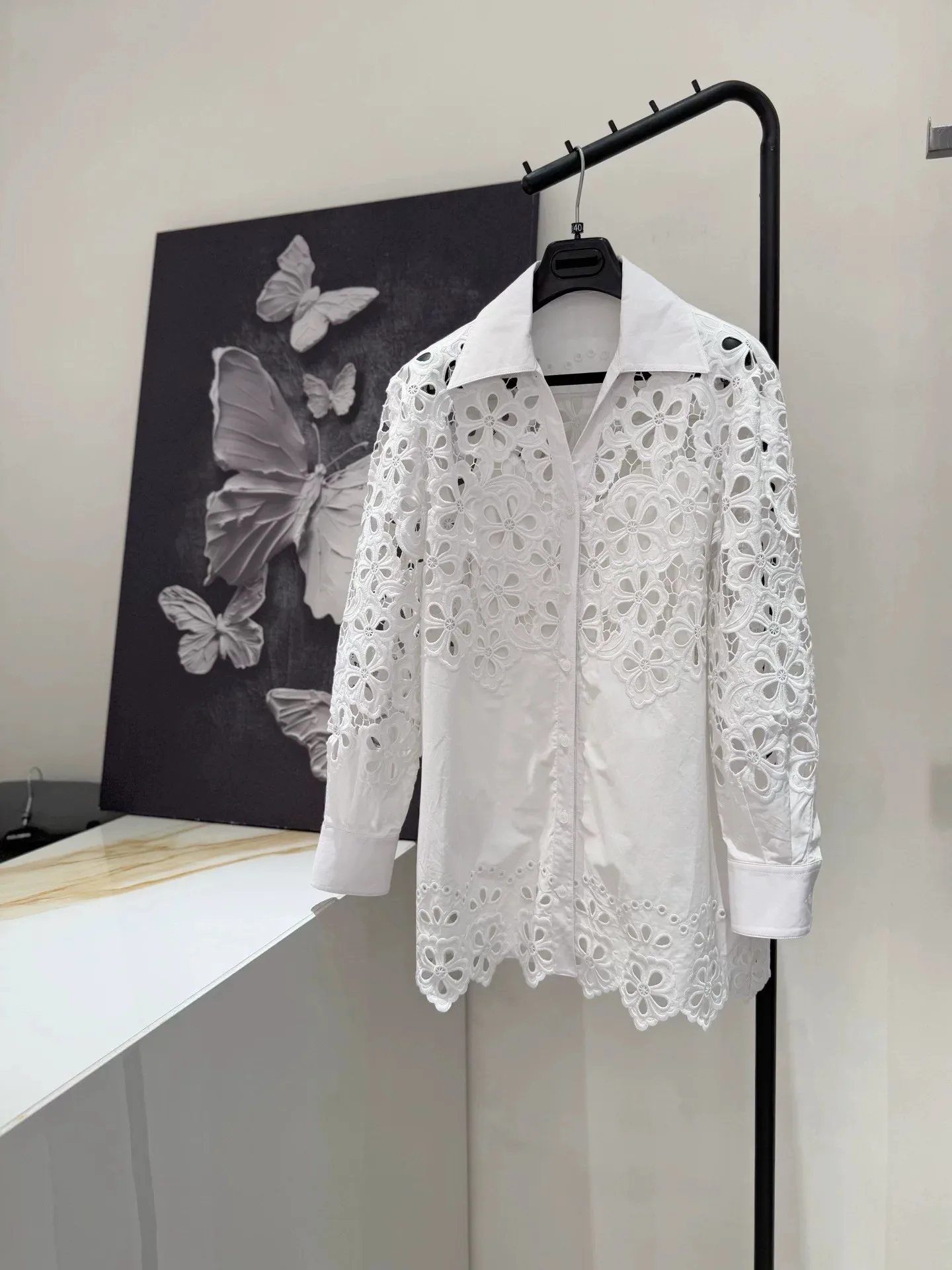 High Quality Women's Hollowed Out Flowers Embroidered Shirt With Silk Lining Long Sleeve Loose White Blouse
High Quality Women's Hollowed Out Flowers Embroidered Shirt With Silk Lining Long Sleeve Loose White Blouse