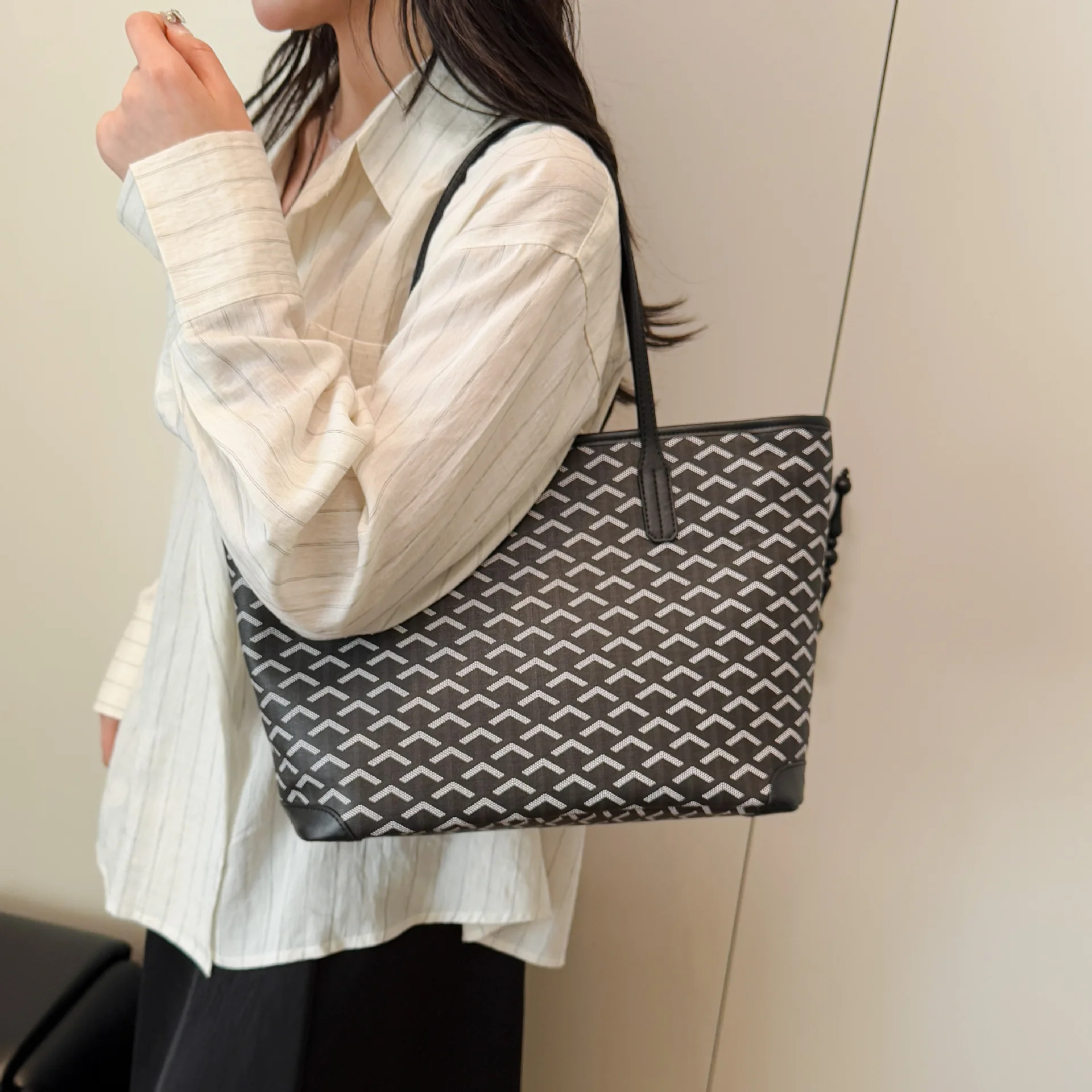 Большая женская сумка-тоут 2026, стильный кожаный покупатель, просторный портфель для ноутбука, модная пригородная сумка
Большая женская сумка-тоут 2026, стильный кожаный покупатель, просторный портфель для ноутбука, модная пригородная сумка