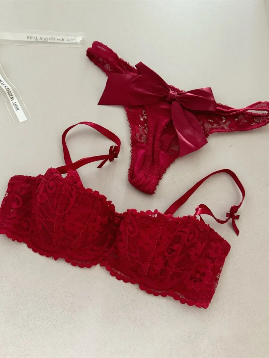 Half a cup of French red Valentine's Day collection gathers the niche sponge lace girl's bow underwear, which is sexy
Half a cup of French red Valentine's Day collection gathers the niche sponge lace girl's bow underwear, which is sexy
