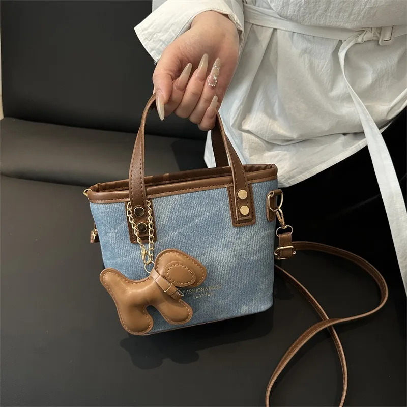 Женская большая сумка, новинка 2024 года, холщовые сумки через плечо для женщин, корейская маленькая нейлоновая ткань, роскошная дизайнерская женская сумка
Женская большая сумка, новинка 2024 года, холщовые сумки через плечо для женщин, корейская маленькая нейлоновая ткань, роскошная дизайнерская женская сумка