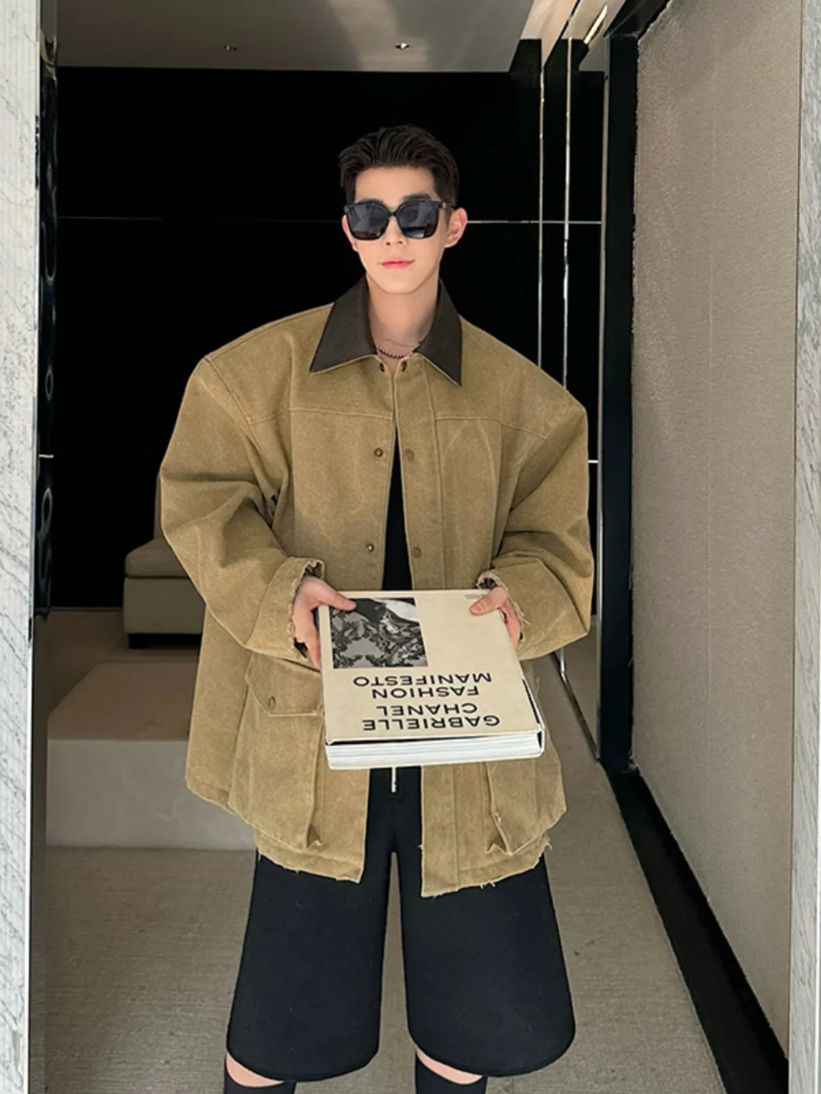 Мужская модная куртка-пиджак из твила и канваса с кожаными вставками, в стиле ретро, с эффектом высококачественной работы, большие карманы
Мужская модная куртка-пиджак из твила и канваса с кожаными вставками, в стиле ретро, с эффектом высококачественной работы, большие карманы