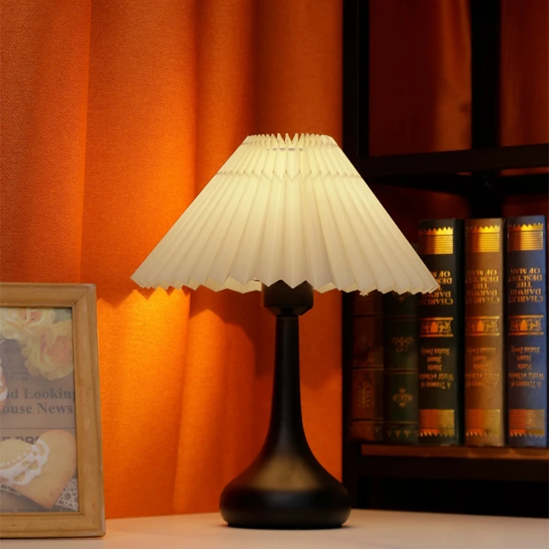 Nordic Pleated Table Lamp DIY Foldable 5V USB 220V Art Atmosphere Bedroom Bedside Night Light Home Decorate LED Table Light
Nordic Pleated Table Lamp DIY Foldable 5V USB 220V Art Atmosphere Bedroom Bedside Night Light Home Decorate LED Table Light