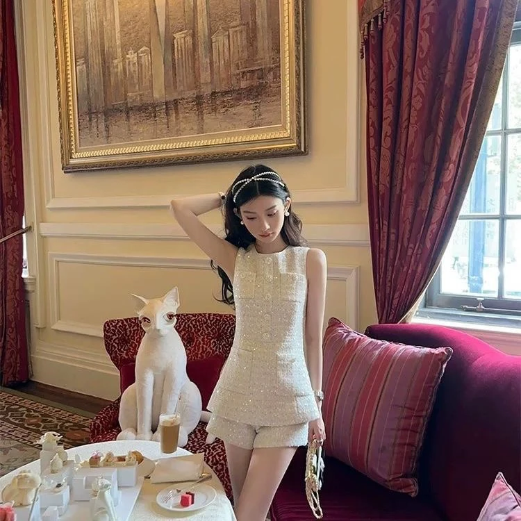 Elegant White Vest Top And Shorts Two-Piece Set for Women Summer 2025 Fashionable Ladylike Quality Chinese Brand Unbranded
Elegant White Vest Top And Shorts Two-Piece Set for Women Summer 2025 Fashionable Ladylike Quality Chinese Brand Unbranded