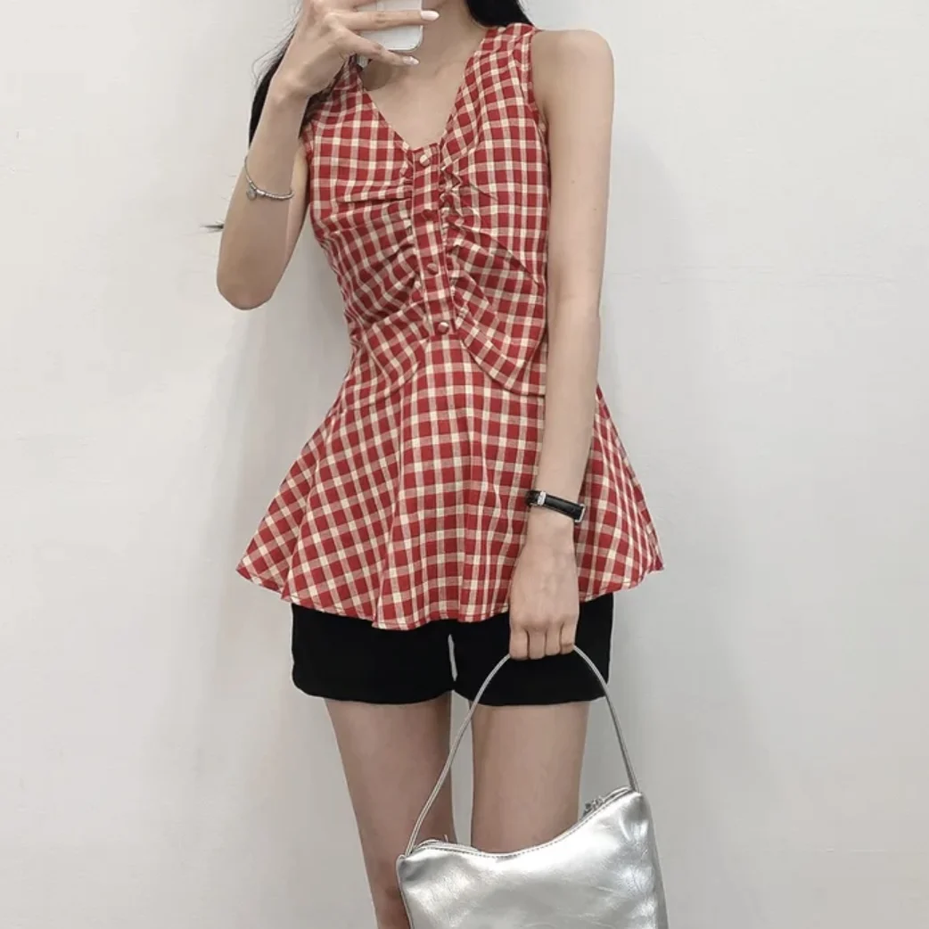 Red Plaid V-Neck Sleeveless Slim Fit Vest Top Korean Style Retro Chic Design Sense Pleated Shirt for Women Summer 2026
Red Plaid V-Neck Sleeveless Slim Fit Vest Top Korean Style Retro Chic Design Sense Pleated Shirt for Women Summer 2026