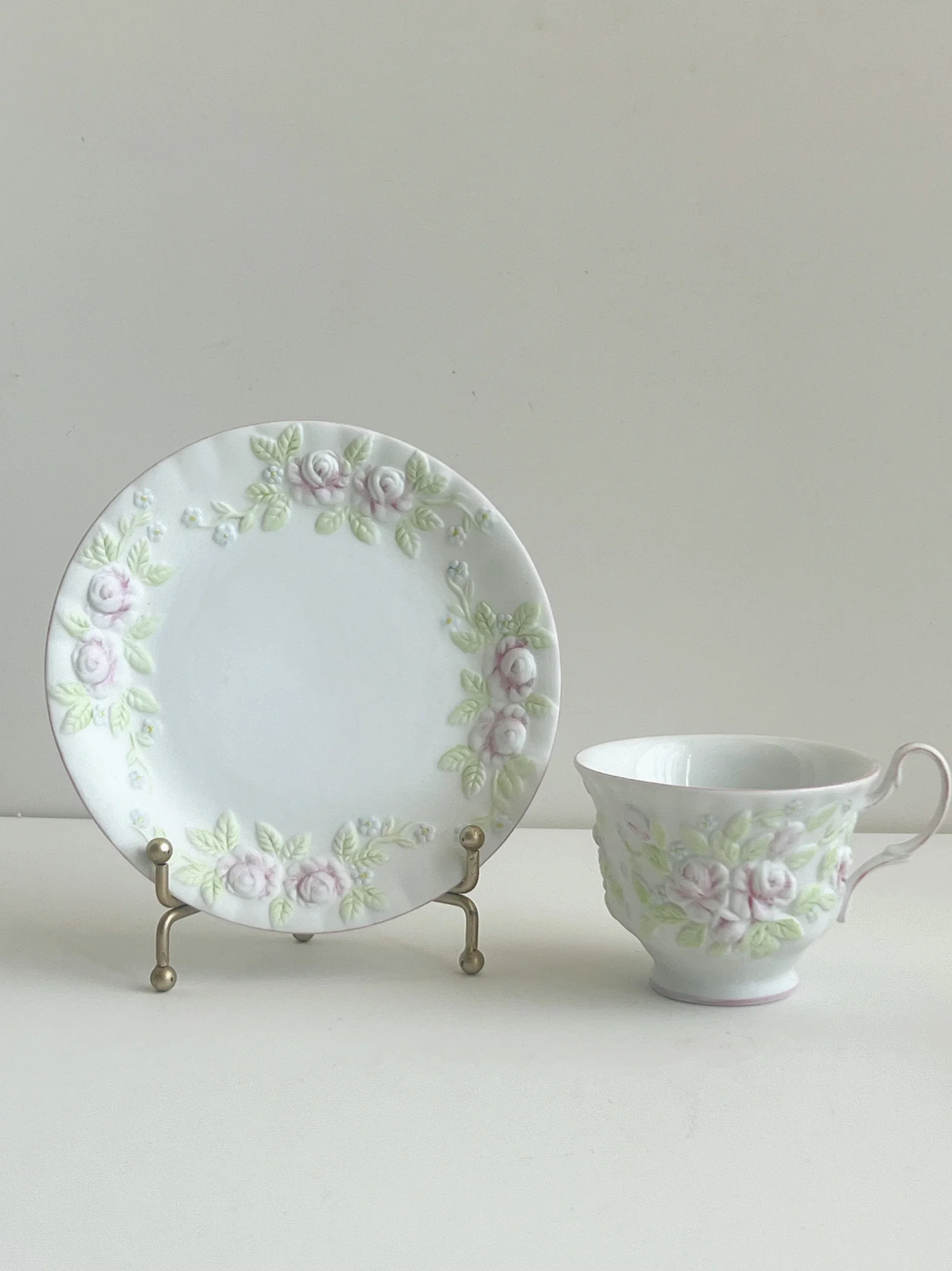 Европейские выставочные продукты: матовая кофейная чашка с розой, расписанная вручную, сверхмощная кофейная чашка с матовой глазурью и ручной росписью.
Европейские выставочные продукты: матовая кофейная чашка с розой, расписанная вручную, сверхмощная кофейная чашка с матовой глазурью и ручной росписью.