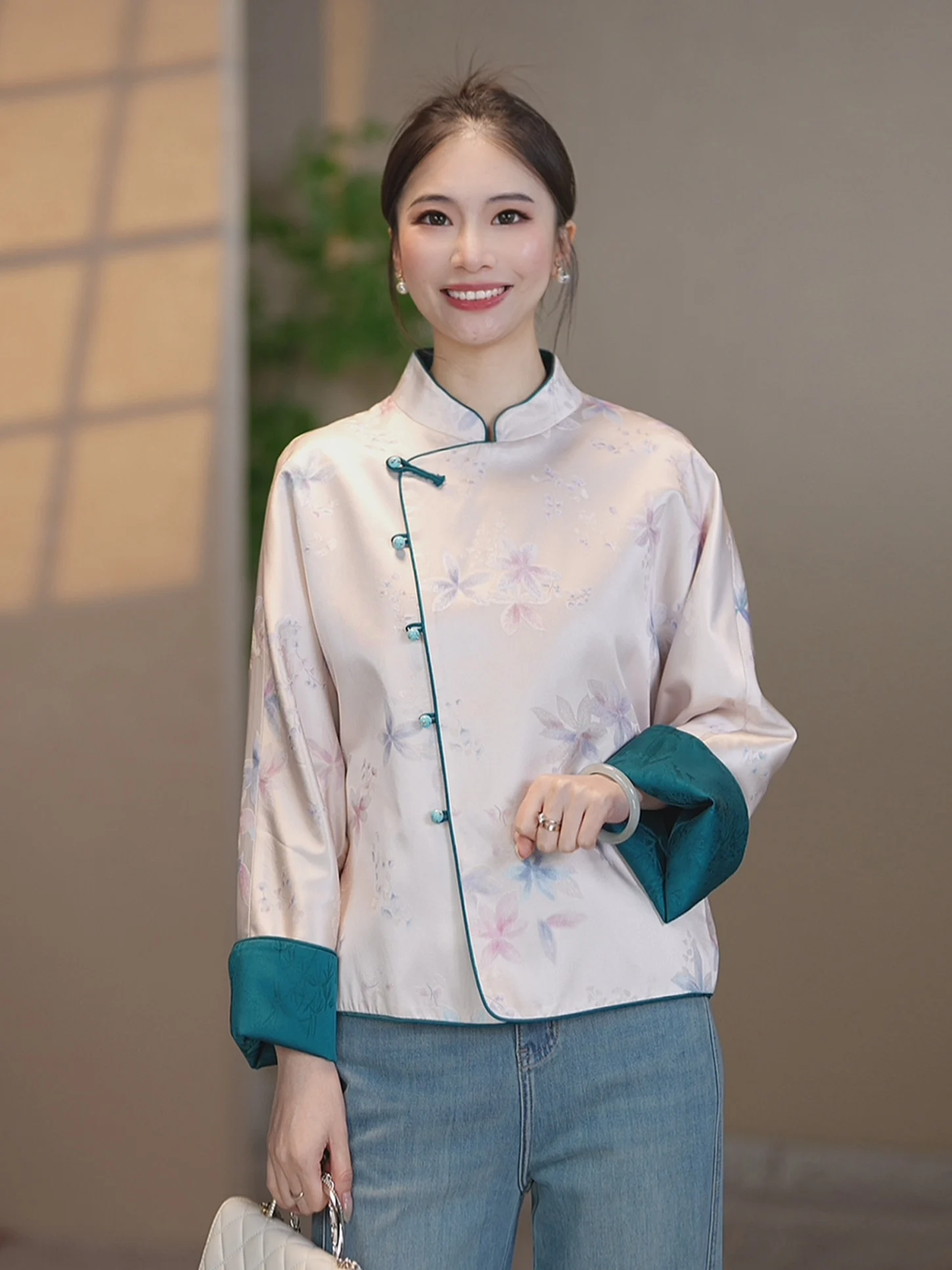 Новая китайская шелковая женская куртка 2026 года с вышивкой, атласная, с односторонней росписью, верхняя одежда
Новая китайская шелковая женская куртка 2026 года с вышивкой, атласная, с односторонней росписью, верхняя одежда