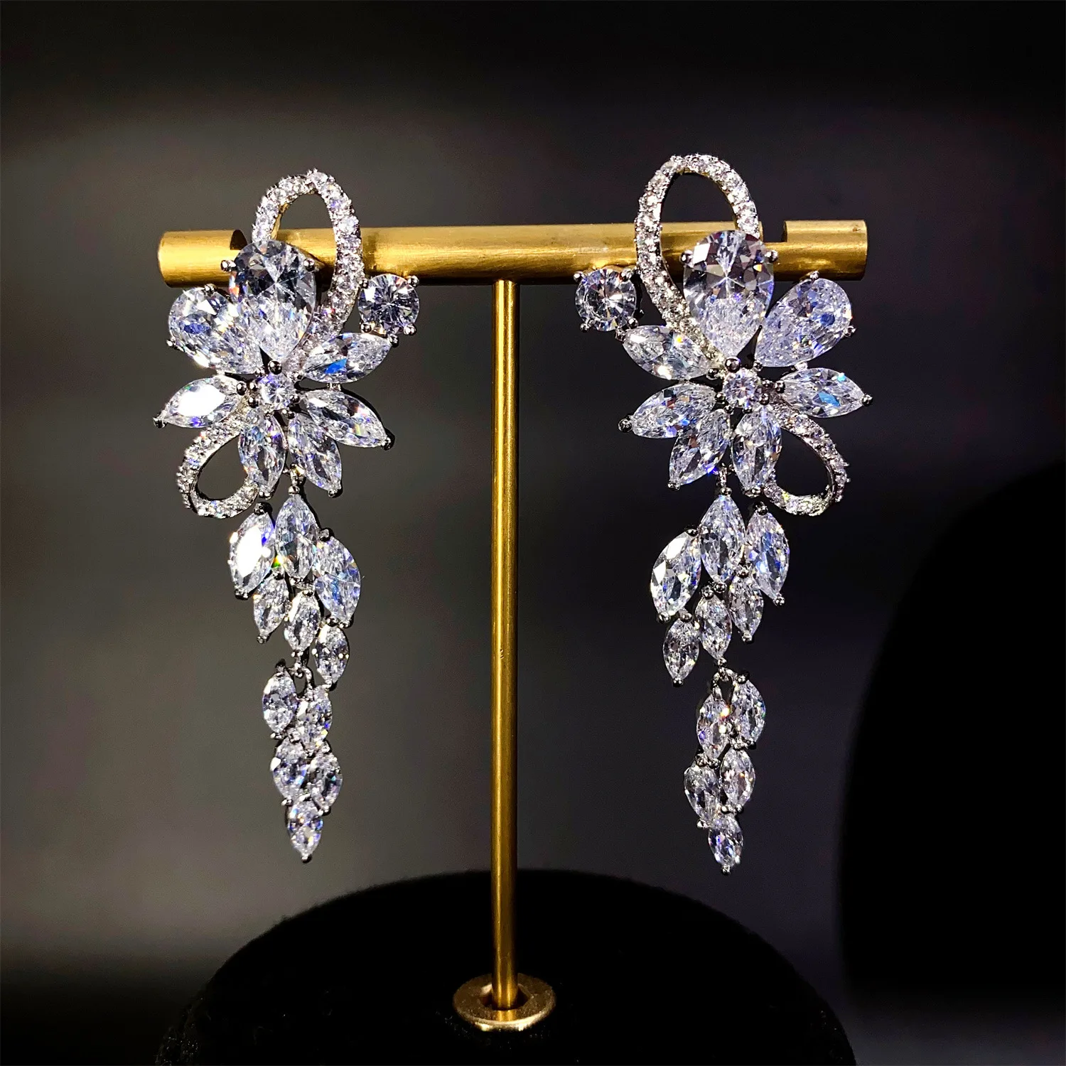 white zirconia flower earrings for women elegant luxury jewelry dinner party wedding dangling earrings leaf pendant
white zirconia flower earrings for women elegant luxury jewelry dinner party wedding dangling earrings leaf pendant