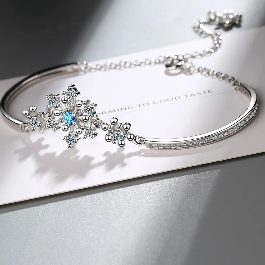 Snowflake Bracelet For Women Rhinestone Inlaid Alloy Wrist Chain Fashionable Copper Bangle Creative Gift Valentine'S Day Hand
Snowflake Bracelet For Women Rhinestone Inlaid Alloy Wrist Chain Fashionable Copper Bangle Creative Gift Valentine'S Day Hand