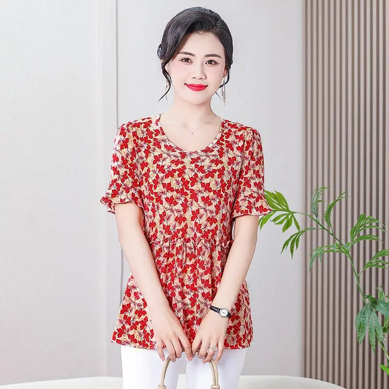 Тонкая женская рубашка с цветочным принтом и круглым вырезом выглядит стройным и прикрывает топы с животным 
Тонкая женская рубашка с цветочным принтом и круглым вырезом выглядит стройным и прикрывает топы с животным