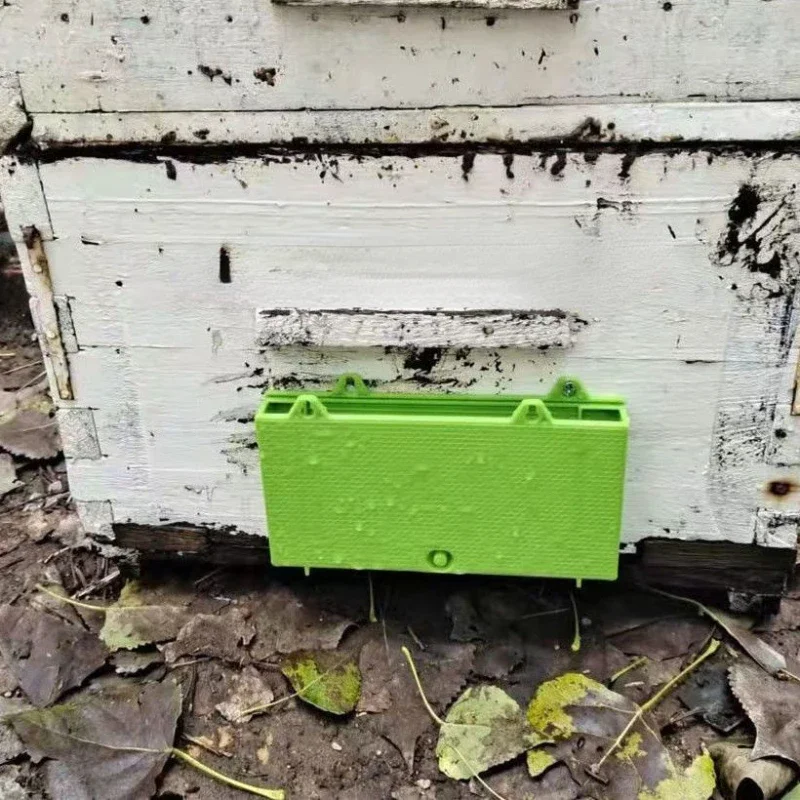 Bee free open box feeder, external feeding, hidden feeder, with a capacity of one kilogram
Bee free open box feeder, external feeding, hidden feeder, with a capacity of one kilogram
