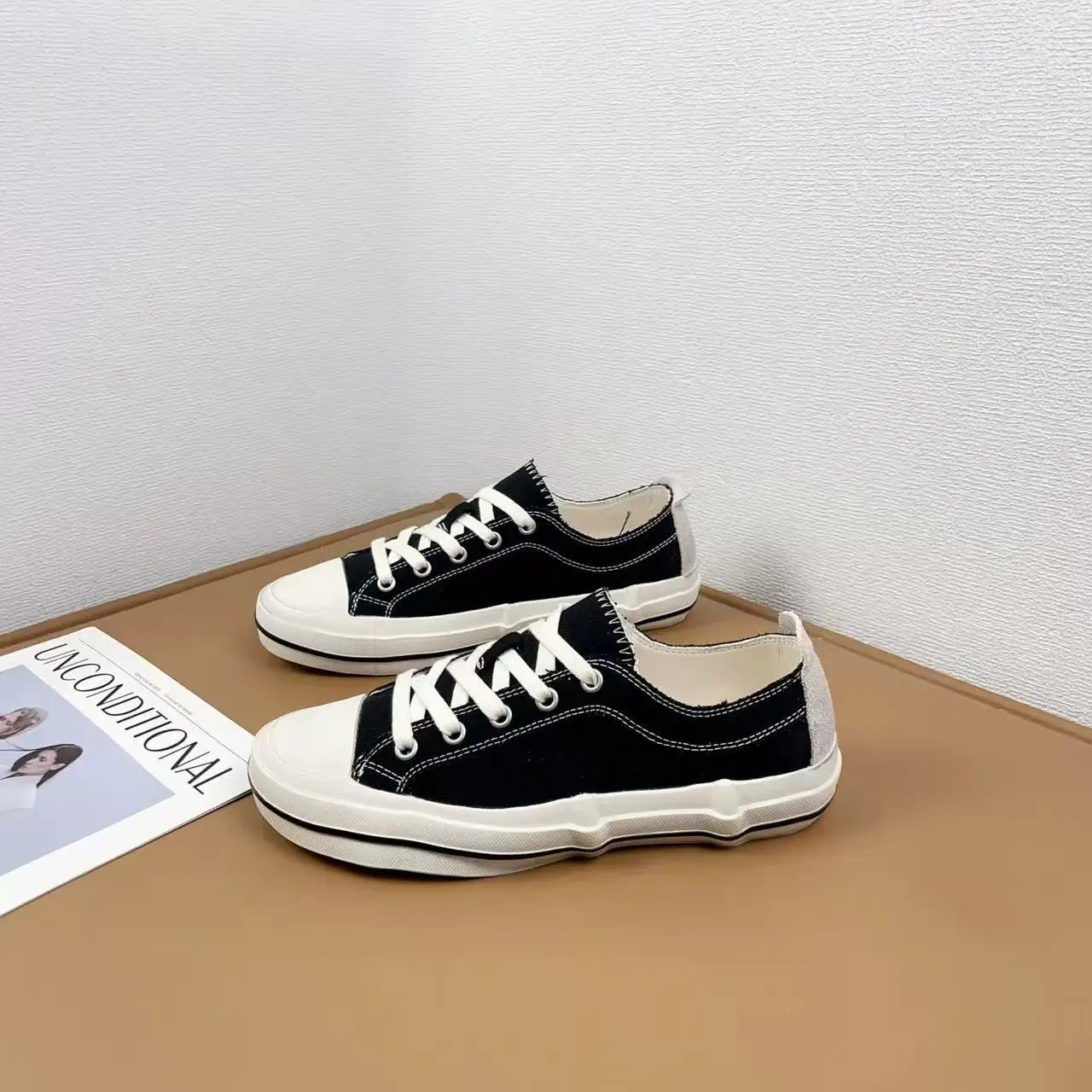 New Men's and Women's Low-cut Casual Shoes, High-quality Couples' Breathability and High-end Anti-slip Casual Sports Shoes.
New Men's and Women's Low-cut Casual Shoes, High-quality Couples' Breathability and High-end Anti-slip Casual Sports Shoes.