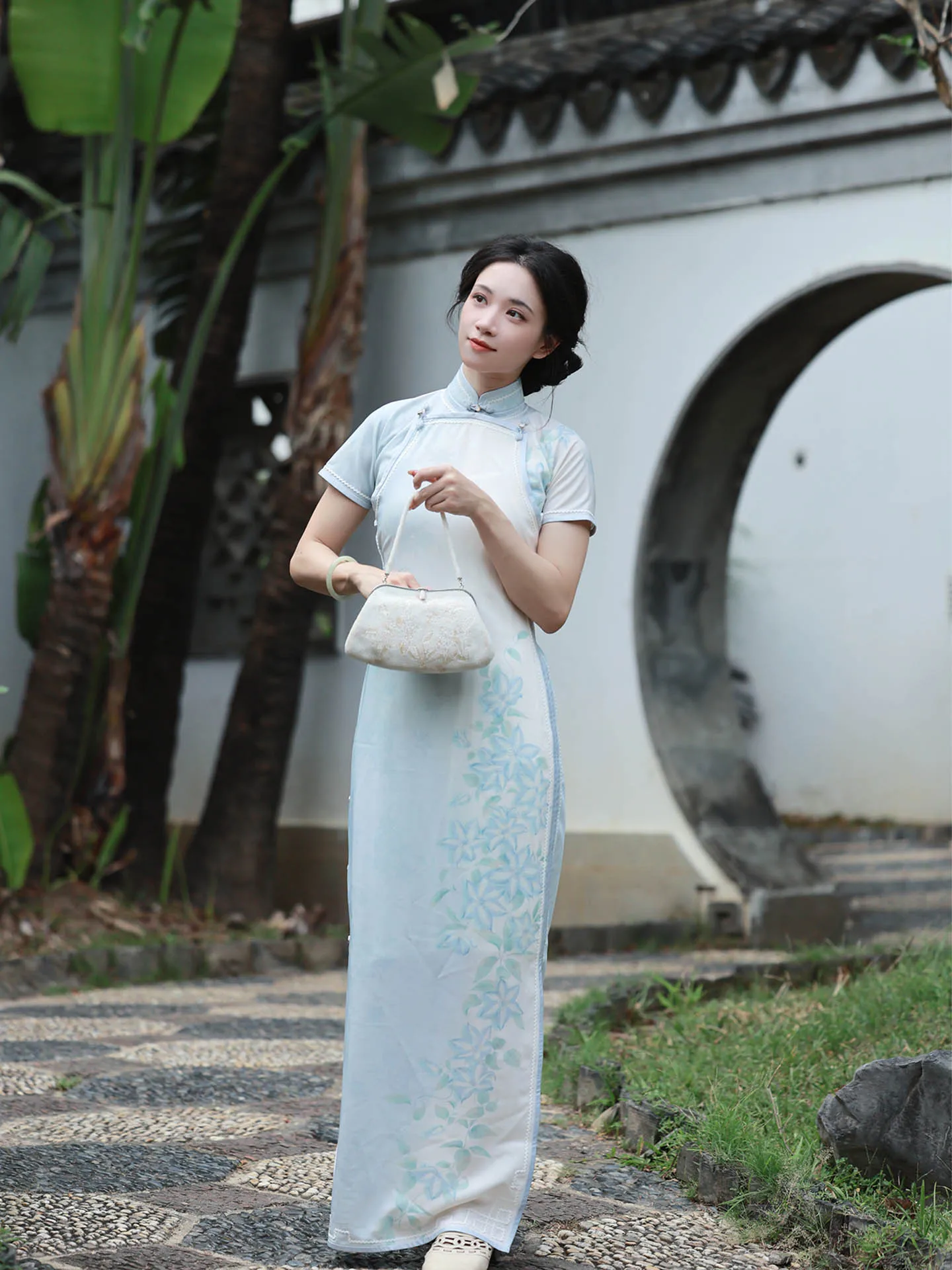 Коллекция Star River Flower between the Words: Однослойная женская блузка с длинными рукавами, двойным воротником и пуговицами в виде цветов, выполненная по старинной технологии.
Коллекция Star River Flower between the Words: Однослойная женская блузка с длинными рукавами, двойным воротником и пуговицами в виде цветов, выполненная по старинной технологии.