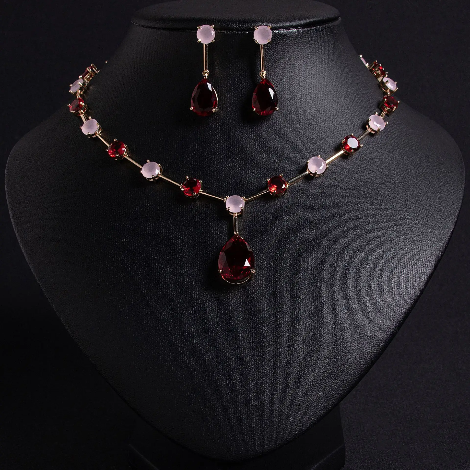 European and American jewelry earrings necklace set light luxury niche water drop zircon jewelry set banquet dress accessories
European and American jewelry earrings necklace set light luxury niche water drop zircon jewelry set banquet dress accessories