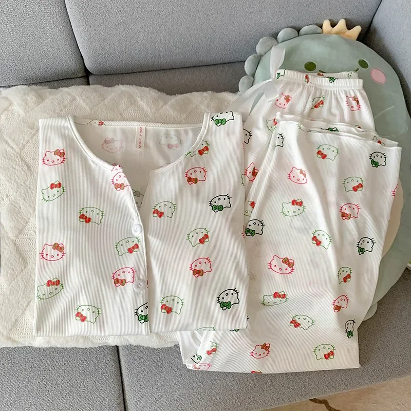 Новая летняя милая белая женская домашняя одежда Hello Kitty, шорты из трех частей с короткими рукавами, брюки, пижамы с героями мультфильмов Hello Kitty
Новая летняя милая белая женская домашняя одежда Hello Kitty, шорты из трех частей с короткими рукавами, брюки, пижамы с героями мультфильмов Hello Kitty
