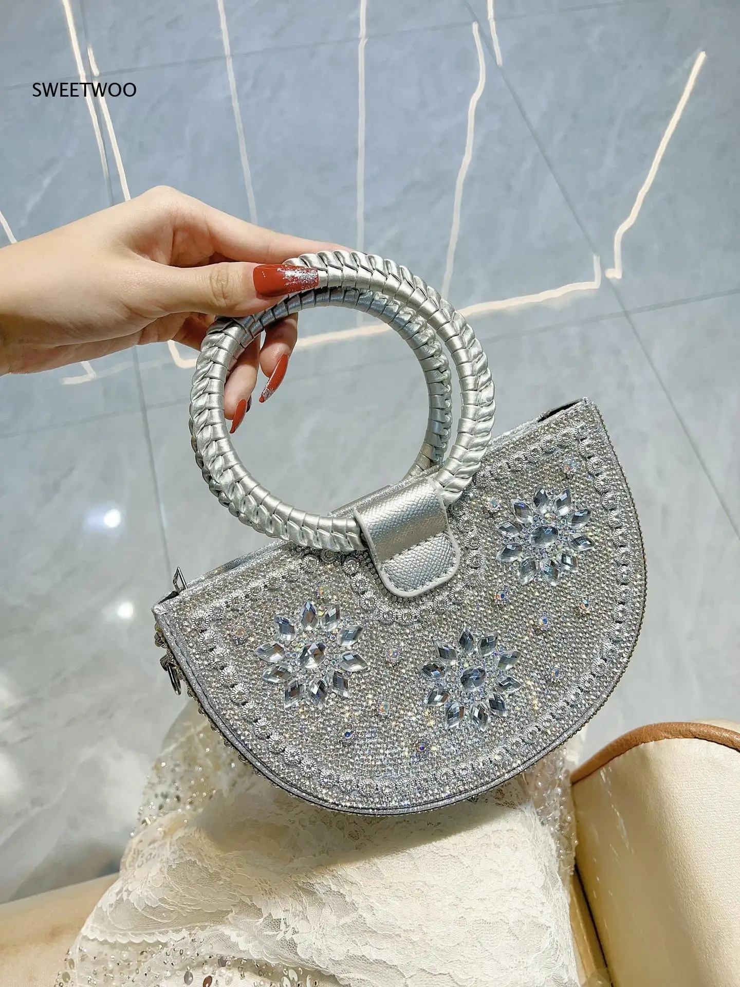 2026 Glitter Crystal Dome Shaped Clutch Bag Shiny Surface Formal Banquet Wedding Party Women Storage Crossbody Bag
2026 Glitter Crystal Dome Shaped Clutch Bag Shiny Surface Formal Banquet Wedding Party Women Storage Crossbody Bag