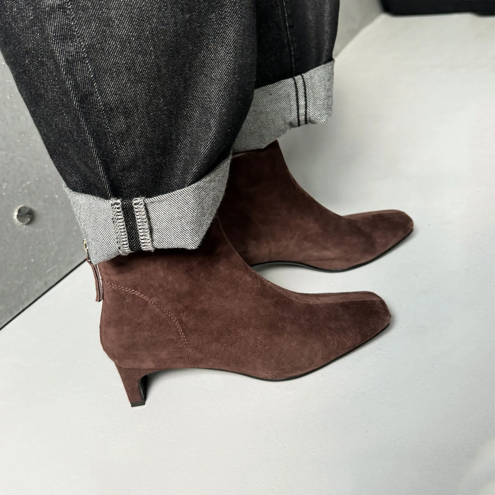 Arden Furtado 2024 Autumn Sheep suede Short boots Square-head Back zipper Middle heel Modern boots Simple style Large size boots
Arden Furtado 2024 Autumn Sheep suede Short boots Square-head Back zipper Middle heel Modern boots Simple style Large size boots
