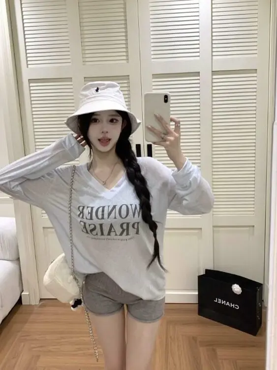 Ladies V-Neck Long Sleeve Print Top And Tank Two-Piece Set Spring Fashion Slimming Inner Wear Casual Comfortable Loose Fit
Ladies V-Neck Long Sleeve Print Top And Tank Two-Piece Set Spring Fashion Slimming Inner Wear Casual Comfortable Loose Fit