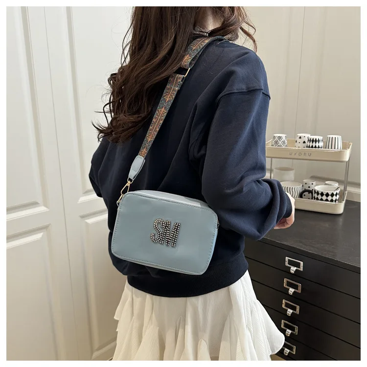 1 шт. 2026 Новая Y2K - Стильная светло-голубая атласная сумка через плечо - Модная повседневная сумка со стразами и узорчатым широким ремешком для женщин
1 шт. 2026 Новая Y2K - Стильная светло-голубая атласная сумка через плечо - Модная повседневная сумка со стразами и узорчатым широким ремешком для женщин