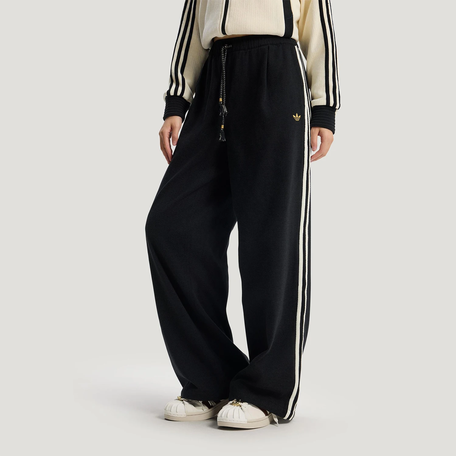 Adidas genuine Trefoil Womens New Year Loose Fit Drawstring Sports Pants KT3139
Adidas genuine Trefoil Womens New Year Loose Fit Drawstring Sports Pants KT3139