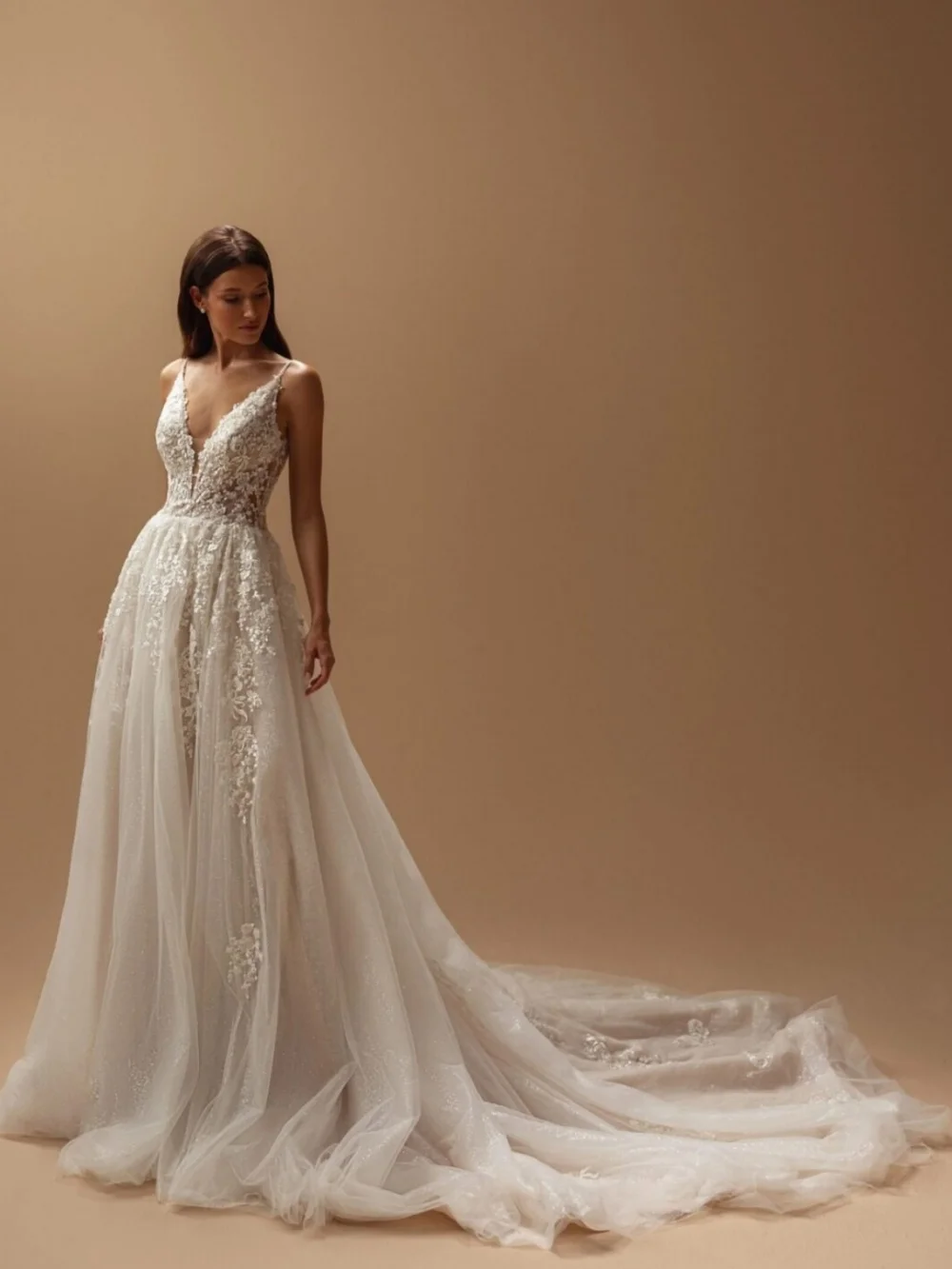 Solemn V-Neck Wedding Dresses Charming Beaded Bridal Gowns Trendy Tulle A-Line Floor-Length Wedding Gowns Vestidos De Novia
Solemn V-Neck Wedding Dresses Charming Beaded Bridal Gowns Trendy Tulle A-Line Floor-Length Wedding Gowns Vestidos De Novia