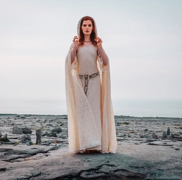 New Celtic Lace Wedding Dress Retro Autumn Winter Ladies Long Sleeve Hooded Jumpsuit Dresses Elegant Slimming Vestido Longo
New Celtic Lace Wedding Dress Retro Autumn Winter Ladies Long Sleeve Hooded Jumpsuit Dresses Elegant Slimming Vestido Longo