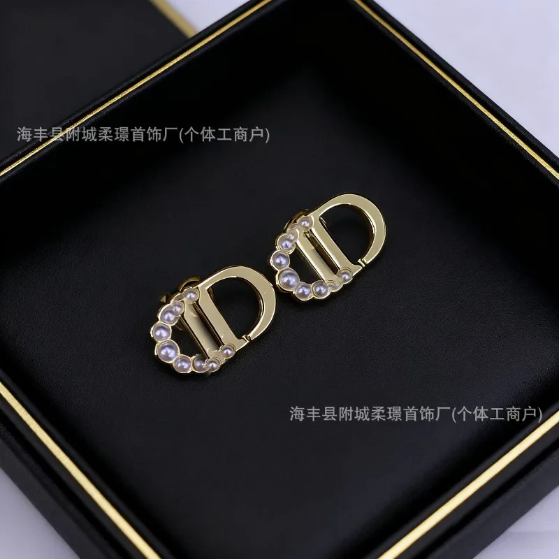 Dijia новые серьги-гвоздики женские инкрустированные жемчугом высококачественная версия английские буквы ретро легкие роскошные серьги-гвоздики оптом
Dijia новые серьги-гвоздики женские инкрустированные жемчугом высококачественная версия английские буквы ретро легкие роскошные серьги-гвоздики оптом