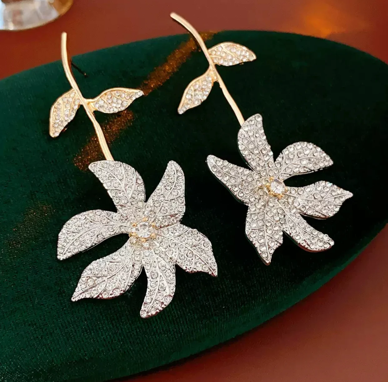 Sweet 9.5 * 4.3 cm Korean version luxurious flower earrings fashionable and versatile high-end earrings for women
Sweet 9.5 * 4.3 cm Korean version luxurious flower earrings fashionable and versatile high-end earrings for women