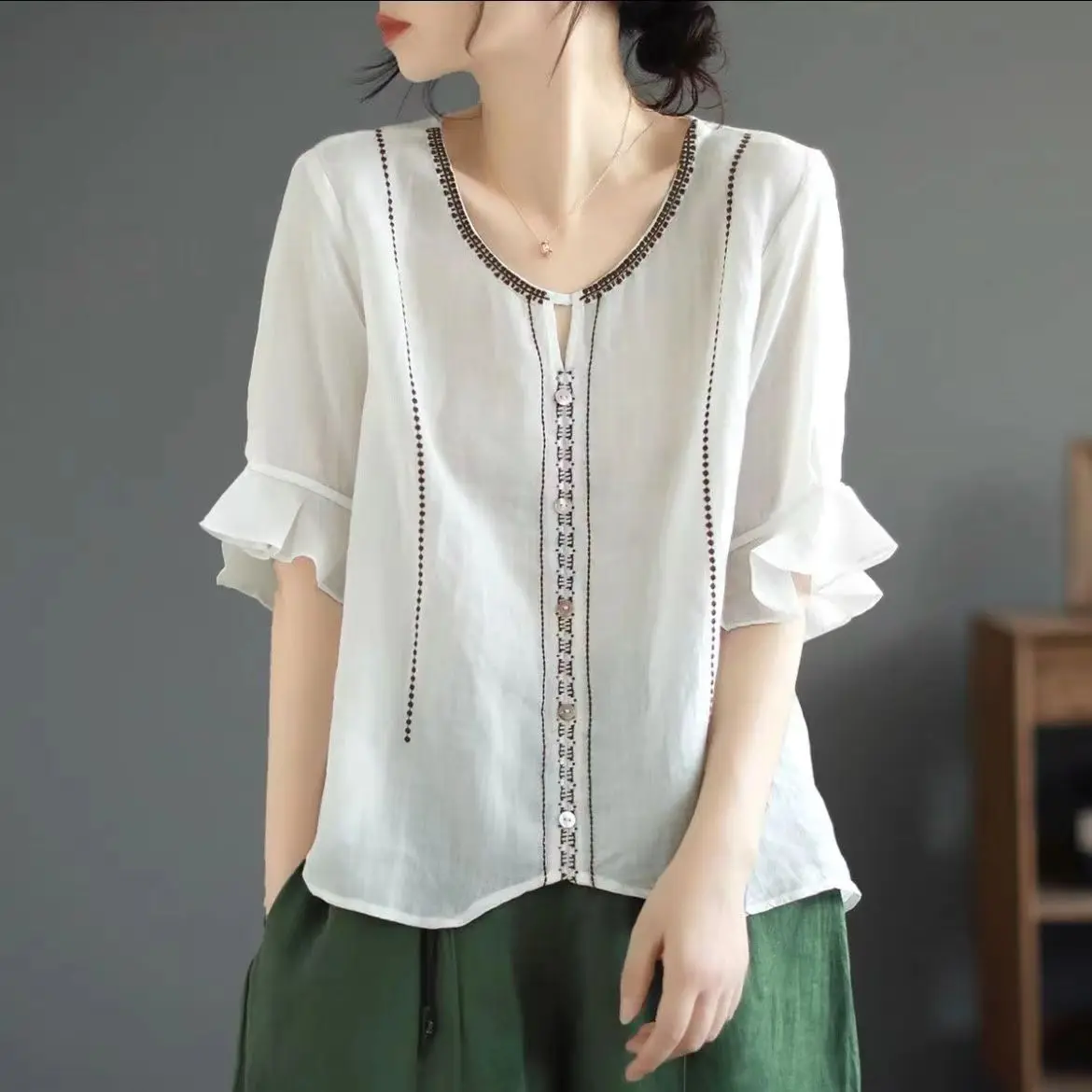 Fashionable and Artistic Retro Ruffled Five-point Sleeve Cotton Linen V-neck T-shirt Loose and Versatile Embroidered Top
Fashionable and Artistic Retro Ruffled Five-point Sleeve Cotton Linen V-neck T-shirt Loose and Versatile Embroidered Top