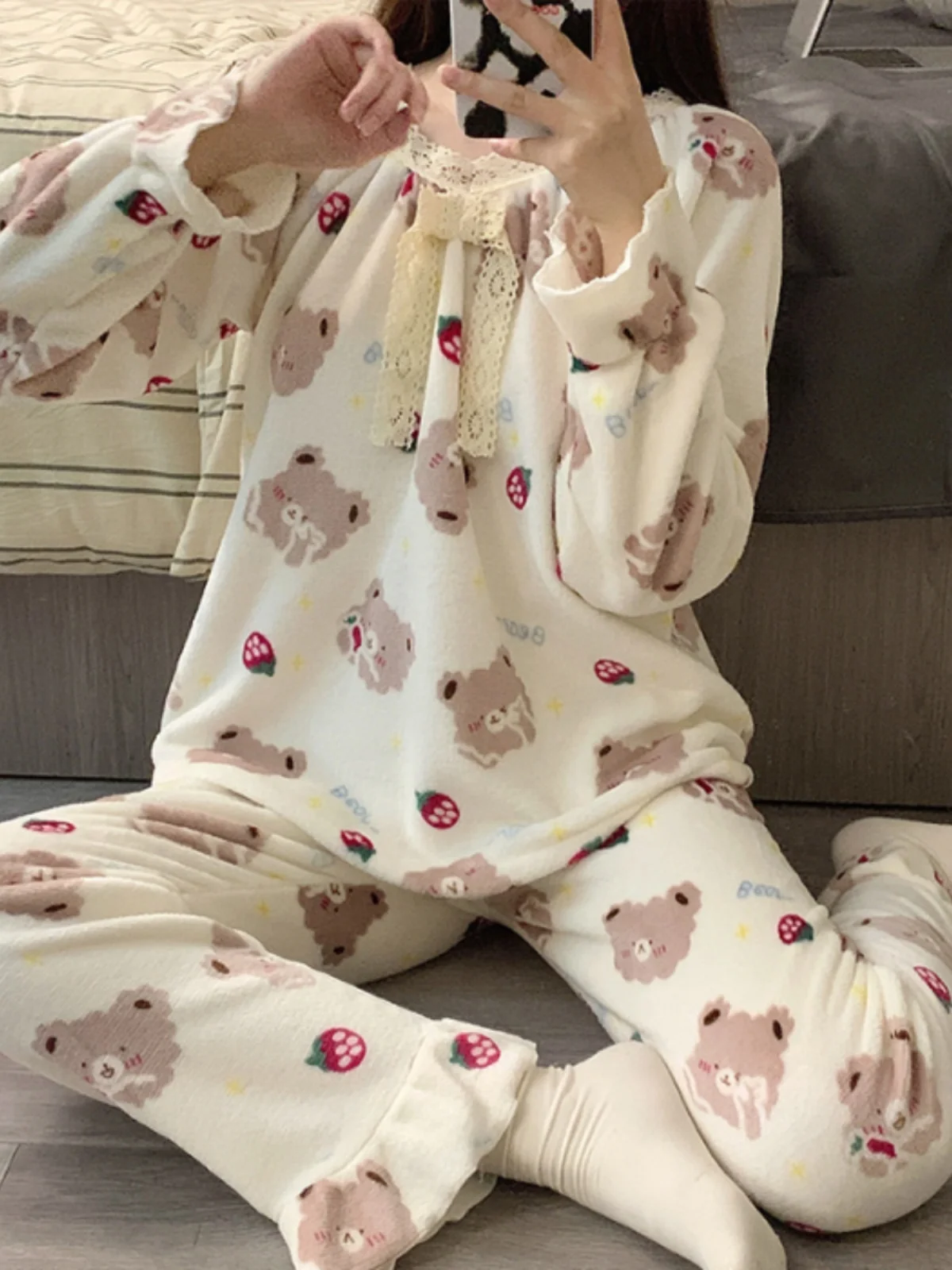 Autumn Winter Women's Sleepwear Coral Fleece Thickened Home Clothes Set Cute Cartoon Princess Style Comfortable Long Sleeve N...
Autumn Winter Women's Sleepwear Coral Fleece Thickened Home Clothes Set Cute Cartoon Princess Style Comfortable Long Sleeve N...