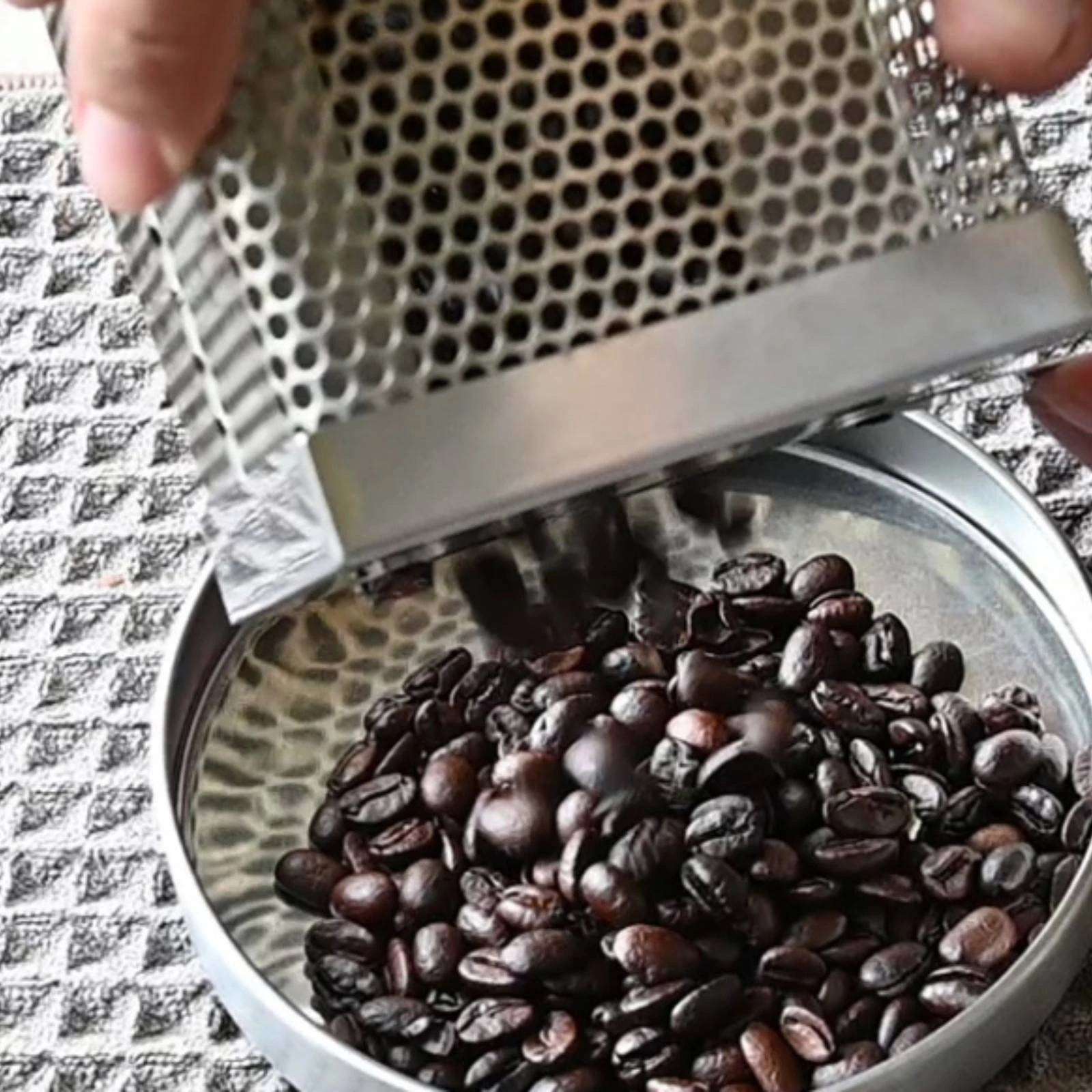 Coffee Bean Roaster Easy to Use Manual Coffee Bean Roaster for Open Flame
Coffee Bean Roaster Easy to Use Manual Coffee Bean Roaster for Open Flame