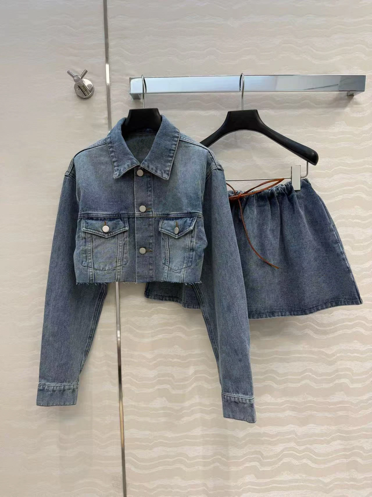 2026 Spring/Summer New Women's Denim Set, College Style Denim Jacket+Denim Skirt, Girls' Retro Style, High Quality, Sweet
2026 Spring/Summer New Women's Denim Set, College Style Denim Jacket+Denim Skirt, Girls' Retro Style, High Quality, Sweet