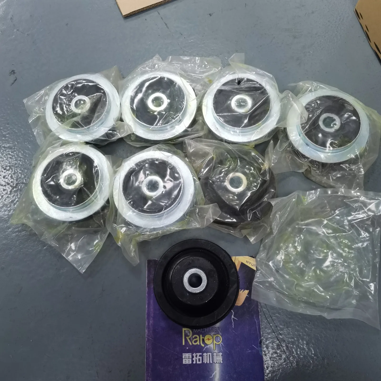 High Quality KNH10410 KNH10400 Rubber Mounting Engine Mounts Cushion for CX75SR CX130B CX80 CX135SR CX160B Excavator
High Quality KNH10410 KNH10400 Rubber Mounting Engine Mounts Cushion for CX75SR CX130B CX80 CX135SR CX160B Excavator