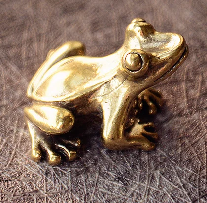 wholesale 2 piece set Brass solid little frog desktop tea pet ornament creative small jumping frog key pendant Golden Toad lucky
wholesale 2 piece set Brass solid little frog desktop tea pet ornament creative small jumping frog key pendant Golden Toad lucky