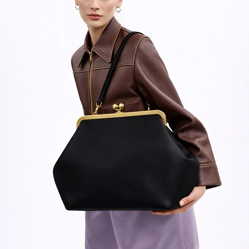 Осенне-зимняя новинка: необычная сумка-клатч, повседневная универсальная вместительная сумка, модная женская сумка через плечо.
Осенне-зимняя новинка: необычная сумка-клатч, повседневная универсальная вместительная сумка, модная женская сумка через плечо.