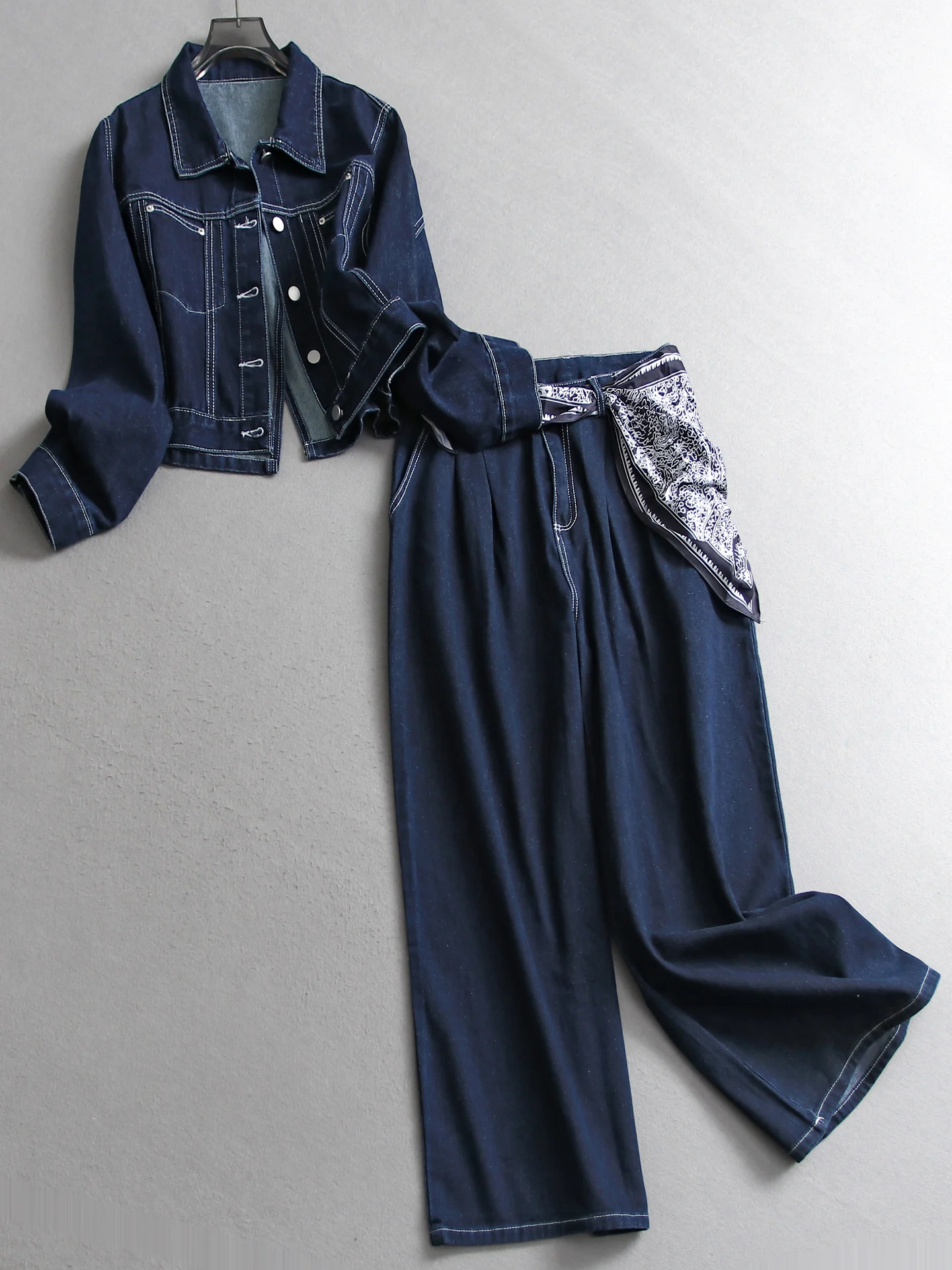 Pure Color Shoulder Length Slim Fit Collar Short Denim Jacket with Scarf Wide Leg Jeans Women's Three Piece Set Casual Style
Pure Color Shoulder Length Slim Fit Collar Short Denim Jacket with Scarf Wide Leg Jeans Women's Three Piece Set Casual Style