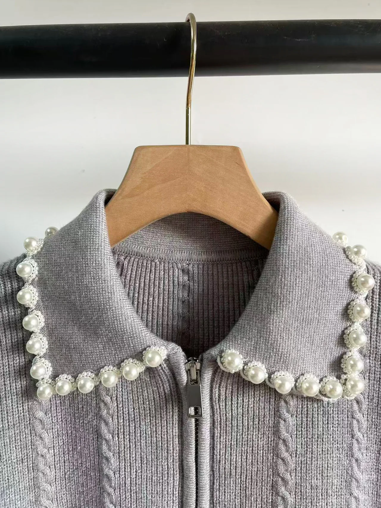 Fall/Winter Women Pearl Beaded Turn-down Collar Zipper Long Sleeve Solid Knit Cardigan Pocket Loose Soft Elegant Casual Sweater
Fall/Winter Women Pearl Beaded Turn-down Collar Zipper Long Sleeve Solid Knit Cardigan Pocket Loose Soft Elegant Casual Sweater