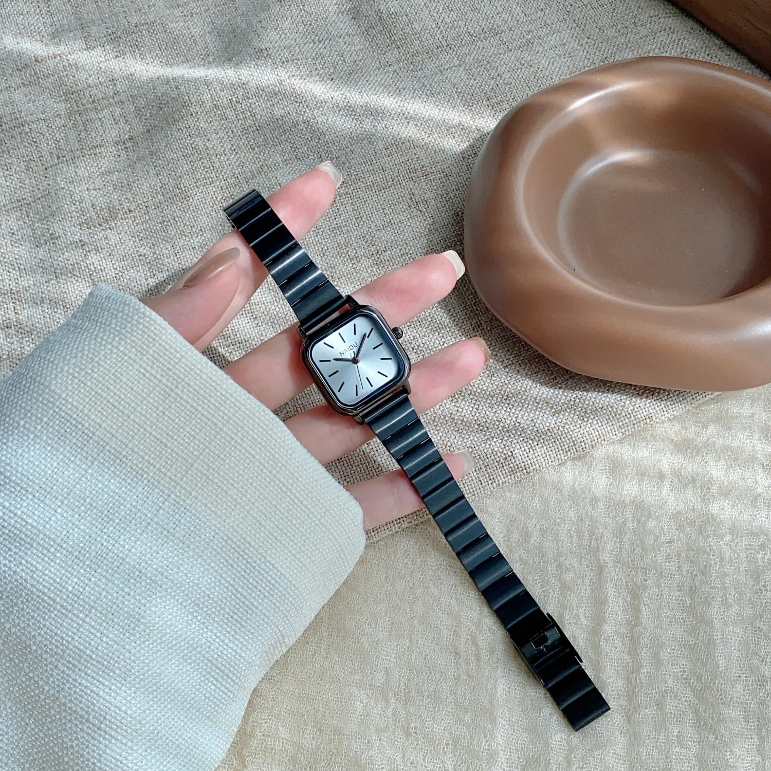 Exquisite Black Steel Strap Quartz Watches for Women Niche Design Square Dial Ladies Wristwatches Versatile Clock Reloj Mujer
Exquisite Black Steel Strap Quartz Watches for Women Niche Design Square Dial Ladies Wristwatches Versatile Clock Reloj Mujer