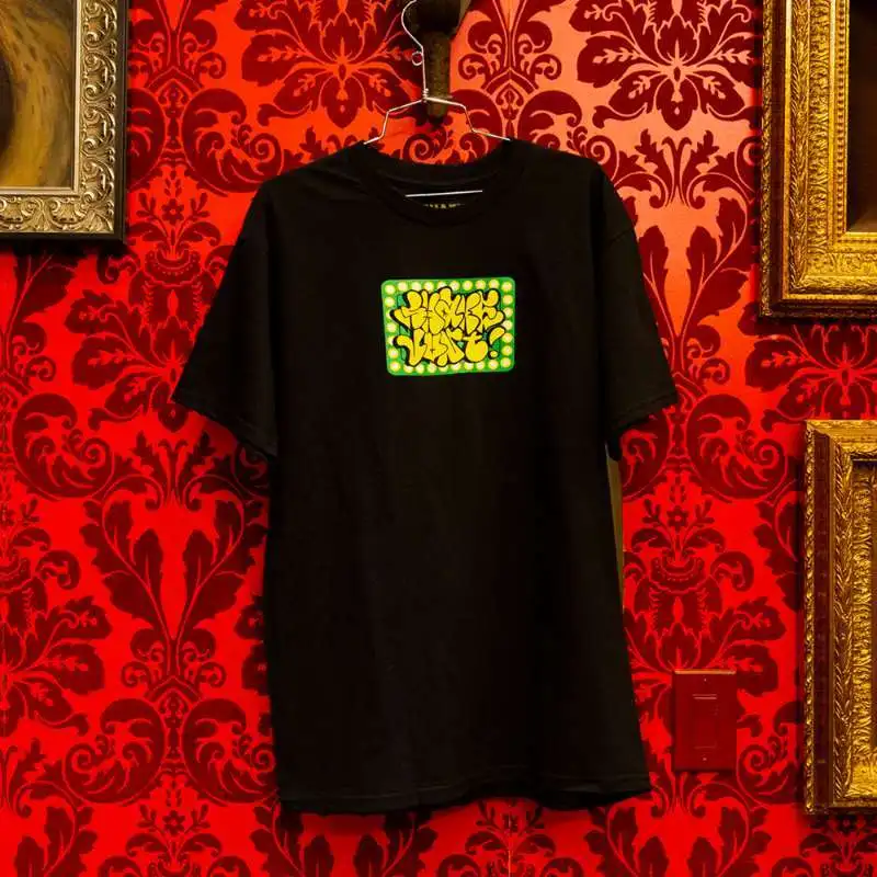 American Shake Junt Classic Graffiti HipHop American Cotton Print Men's Rap Street Dance BBOY Skateboard DJ Short Sleeve
American Shake Junt Classic Graffiti HipHop American Cotton Print Men's Rap Street Dance BBOY Skateboard DJ Short Sleeve