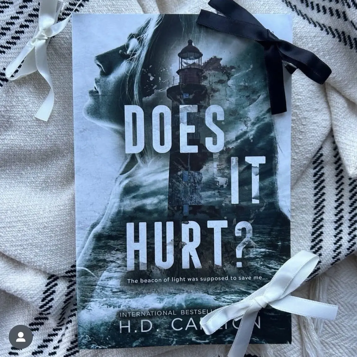 1 book DOES IT HURT Paperback Novel English book
1 book DOES IT HURT Paperback Novel English book
