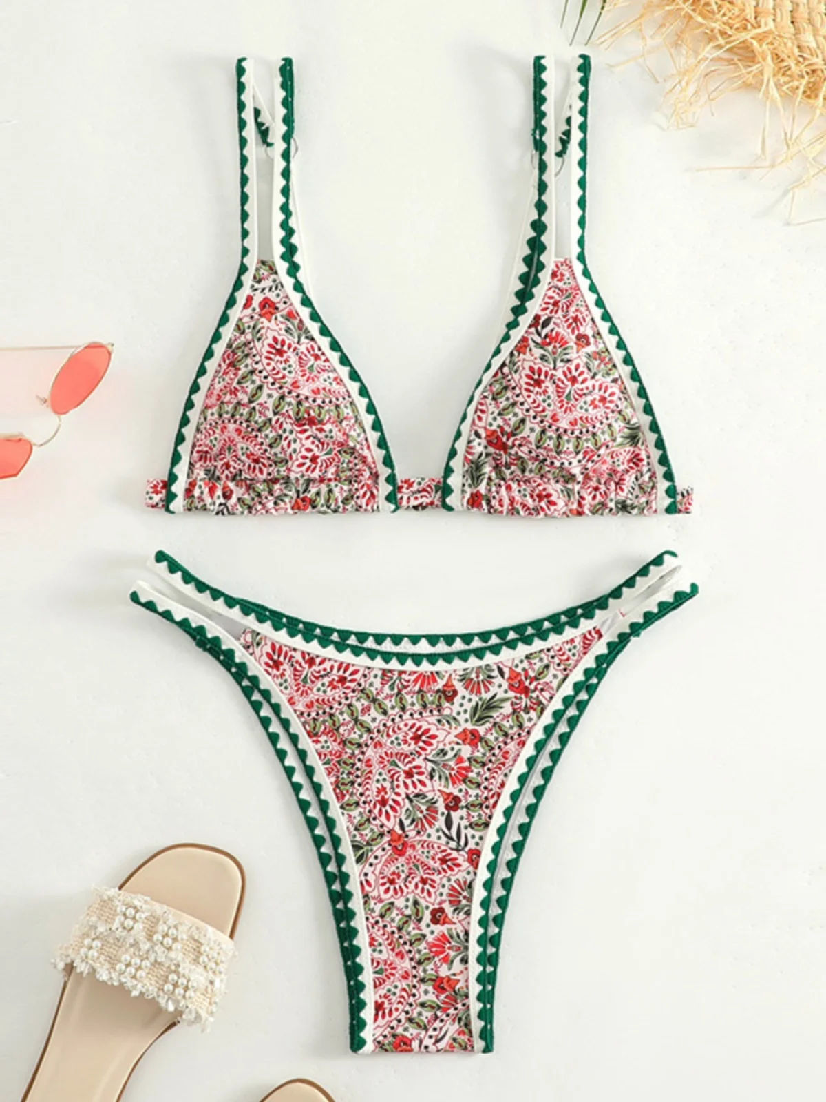 Сексуальный комплект бикини из двух частей: пляжный купальник с цветочным принтом, треугольный дизайн, с чашечками, без косточек, из полиэстера и нейлона.
Сексуальный комплект бикини из двух частей: пляжный купальник с цветочным принтом, треугольный дизайн, с чашечками, без косточек, из полиэстера и нейлона.