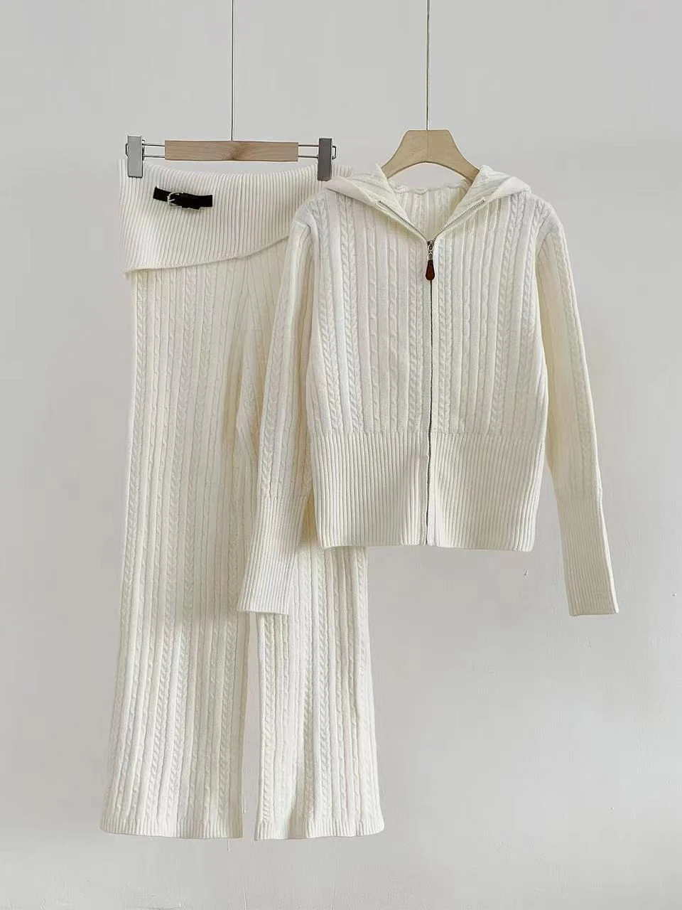 Early Autumn Soft Pure Color Twist Knitted Hat Set High Waist Slim Wide Leg Pants Slimming Commuting Two Piece Set Women
Early Autumn Soft Pure Color Twist Knitted Hat Set High Waist Slim Wide Leg Pants Slimming Commuting Two Piece Set Women