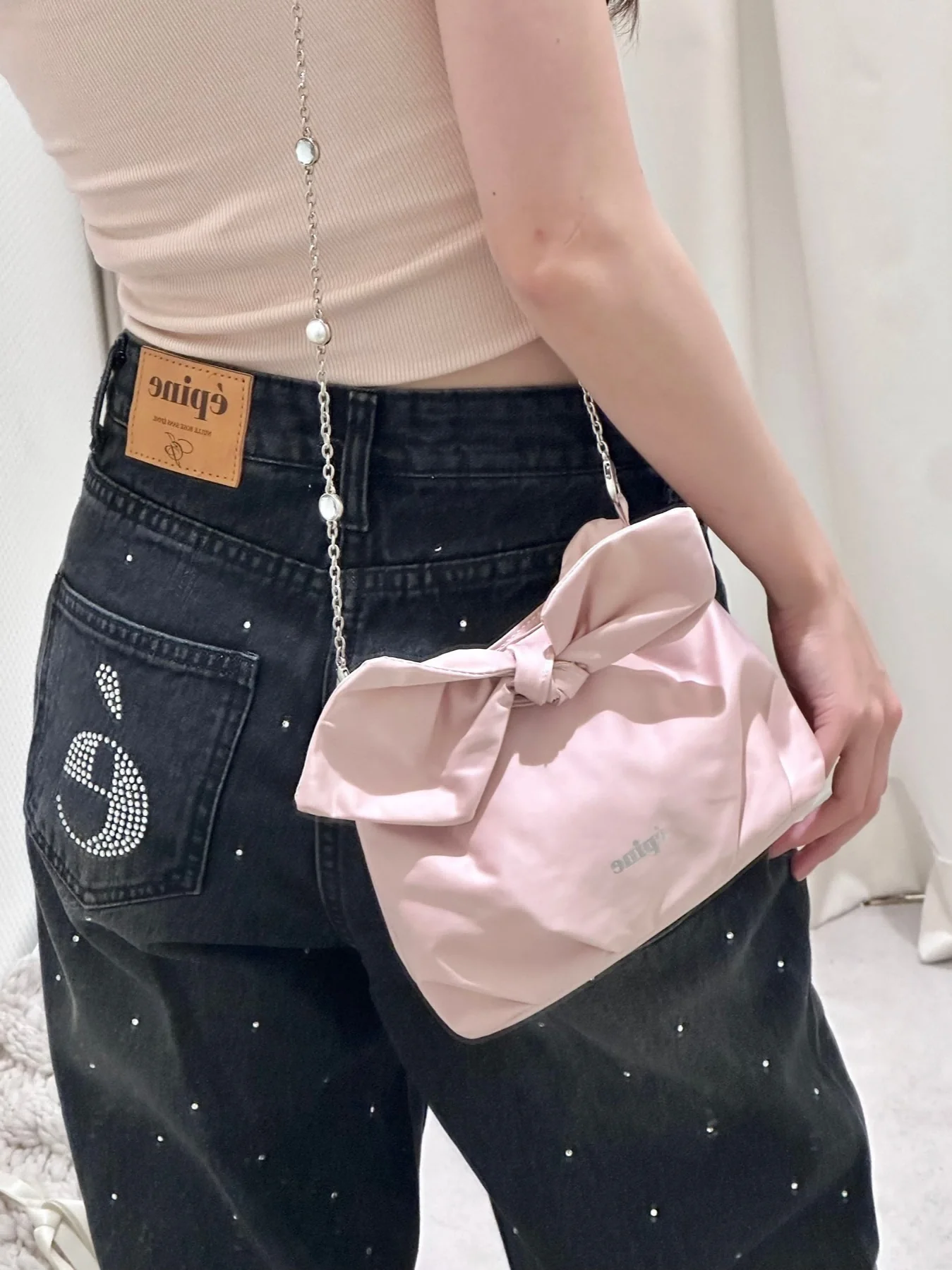 Japanese Sweet Bow Pearl Chain Pearlescent Satin Clutch Bag Ladies Light Waterproof Shoulder Oblique Span Bags for Women
Japanese Sweet Bow Pearl Chain Pearlescent Satin Clutch Bag Ladies Light Waterproof Shoulder Oblique Span Bags for Women