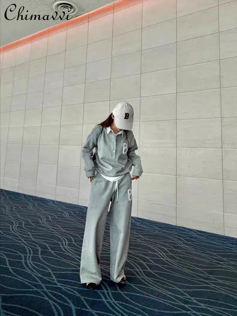 Japanese Style B Letter Embroidered Polo Collar Sweatshirt Pants Set Spring New Fashion Casual Loose Womens Sports Two-Piece Set
Japanese Style B Letter Embroidered Polo Collar Sweatshirt Pants Set Spring New Fashion Casual Loose Womens Sports Two-Piece Set