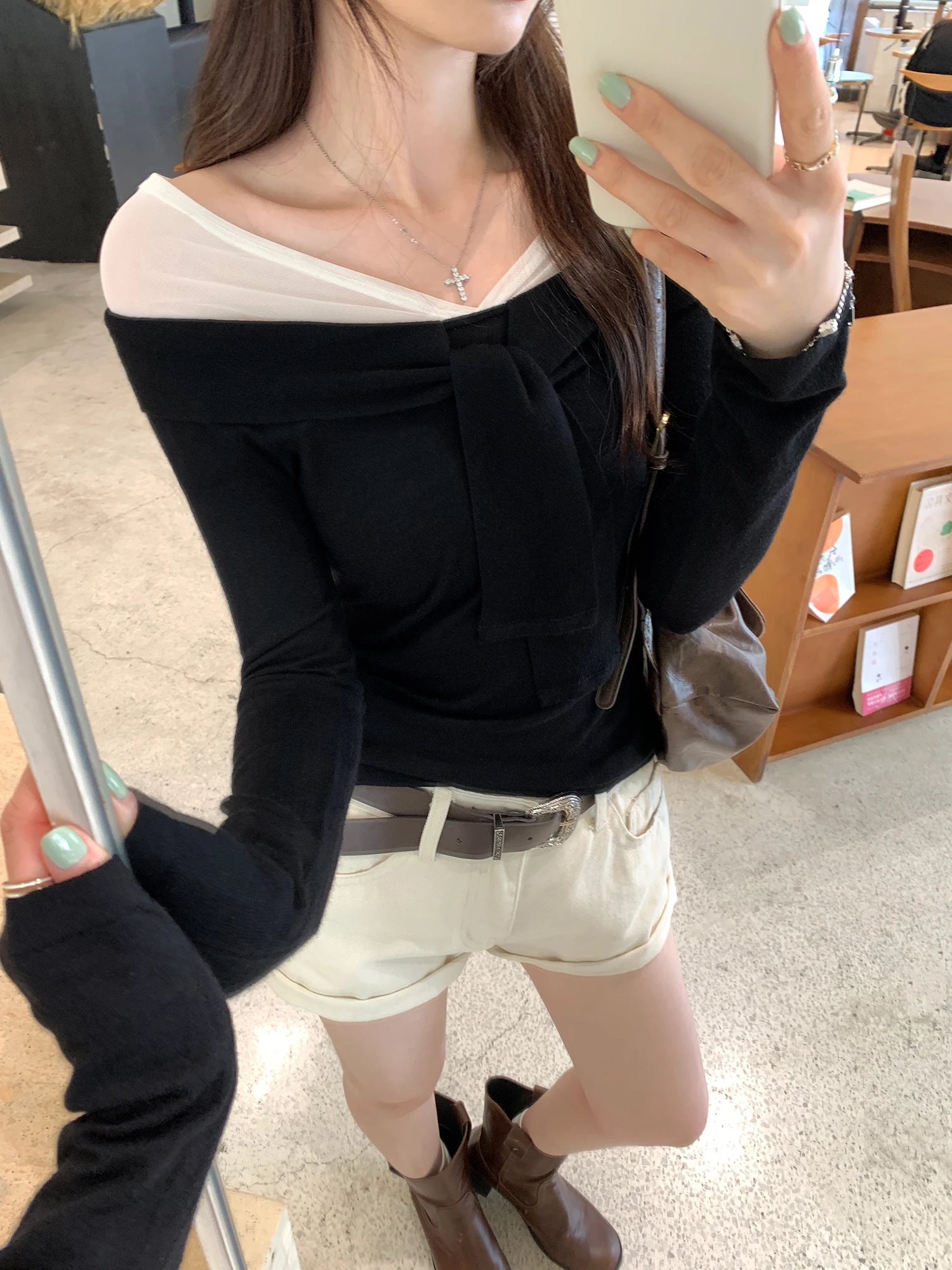 Early Autumn Chic Black Long Sleeve T-Shirt Women's New Style Unique Net Splicing Belted Top Loose Fit Regular Sleeve Length
Early Autumn Chic Black Long Sleeve T-Shirt Women's New Style Unique Net Splicing Belted Top Loose Fit Regular Sleeve Length