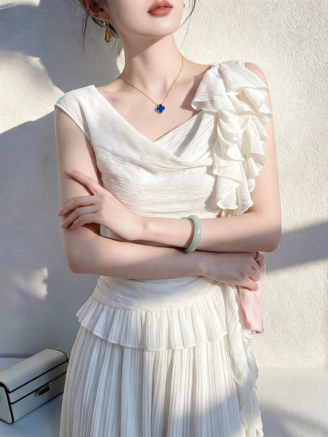 Chic Summer Sleeveless Sweater Vest Women's Fashionable Versatile Neckline Design Korean Style Slim Fit Commute Inspired Top
Chic Summer Sleeveless Sweater Vest Women's Fashionable Versatile Neckline Design Korean Style Slim Fit Commute Inspired Top