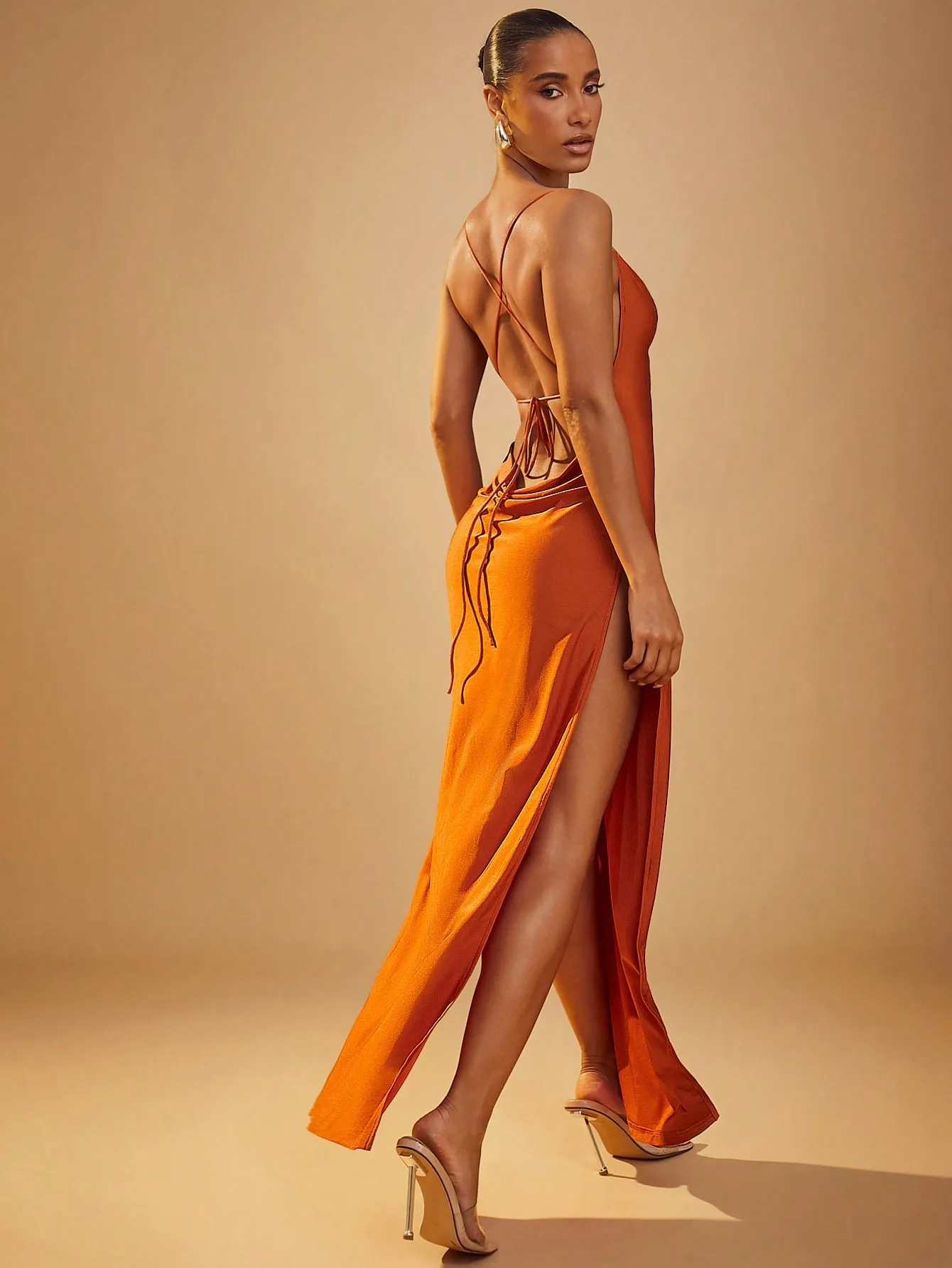 Оранжевое атласное платье макси с открытой спиной, двойным высоким разрезом и регулируемыми бретелями
Оранжевое атласное платье макси с открытой спиной, двойным высоким разрезом и регулируемыми бретелями
