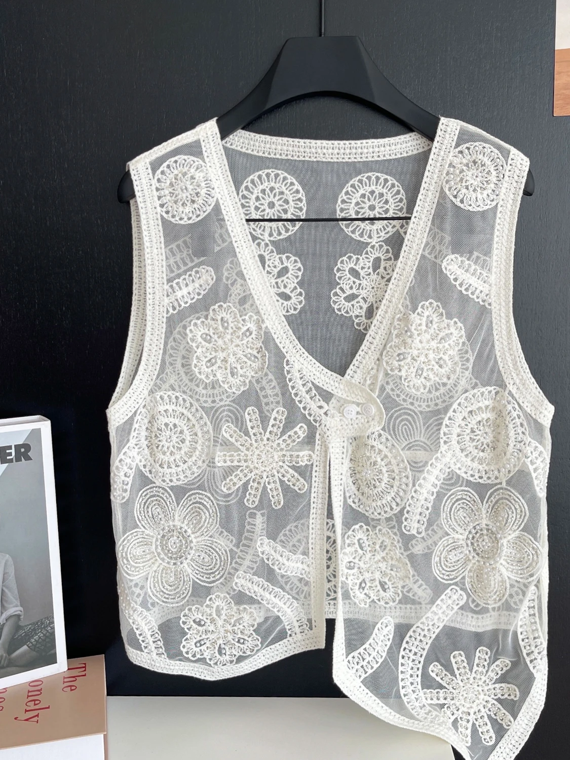 Summer New Design Embroidered Thin Svel Vest Irregular Buttoning Net Yarn Tank Top Heavy Work Commute Sle Ladies Vest
Summer New Design Embroidered Thin Svel Vest Irregular Buttoning Net Yarn Tank Top Heavy Work Commute Sle Ladies Vest