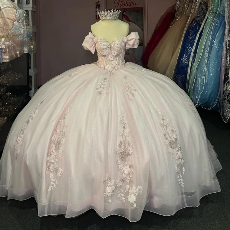Светло-розовое блестящее платье Quinceanera с открытыми плечами, бальное платье Sweet 16, платье с аппликацией из цветов, тюлевых бусин, платья для дня рождения 15
Светло-розовое блестящее платье Quinceanera с открытыми плечами, бальное платье Sweet 16, платье с аппликацией из цветов, тюлевых бусин, платья для дня рождения 15