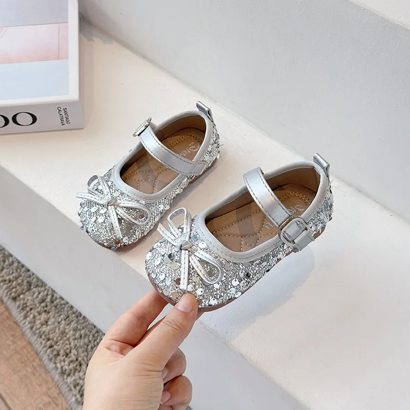 Spring Leather Shoes New Fashion Shiny Girl Shoe Soft Sole Non Slip Casual Princess Shoe Sequins Exquisite Simple Flat Kid Shoes
Spring Leather Shoes New Fashion Shiny Girl Shoe Soft Sole Non Slip Casual Princess Shoe Sequins Exquisite Simple Flat Kid Shoes