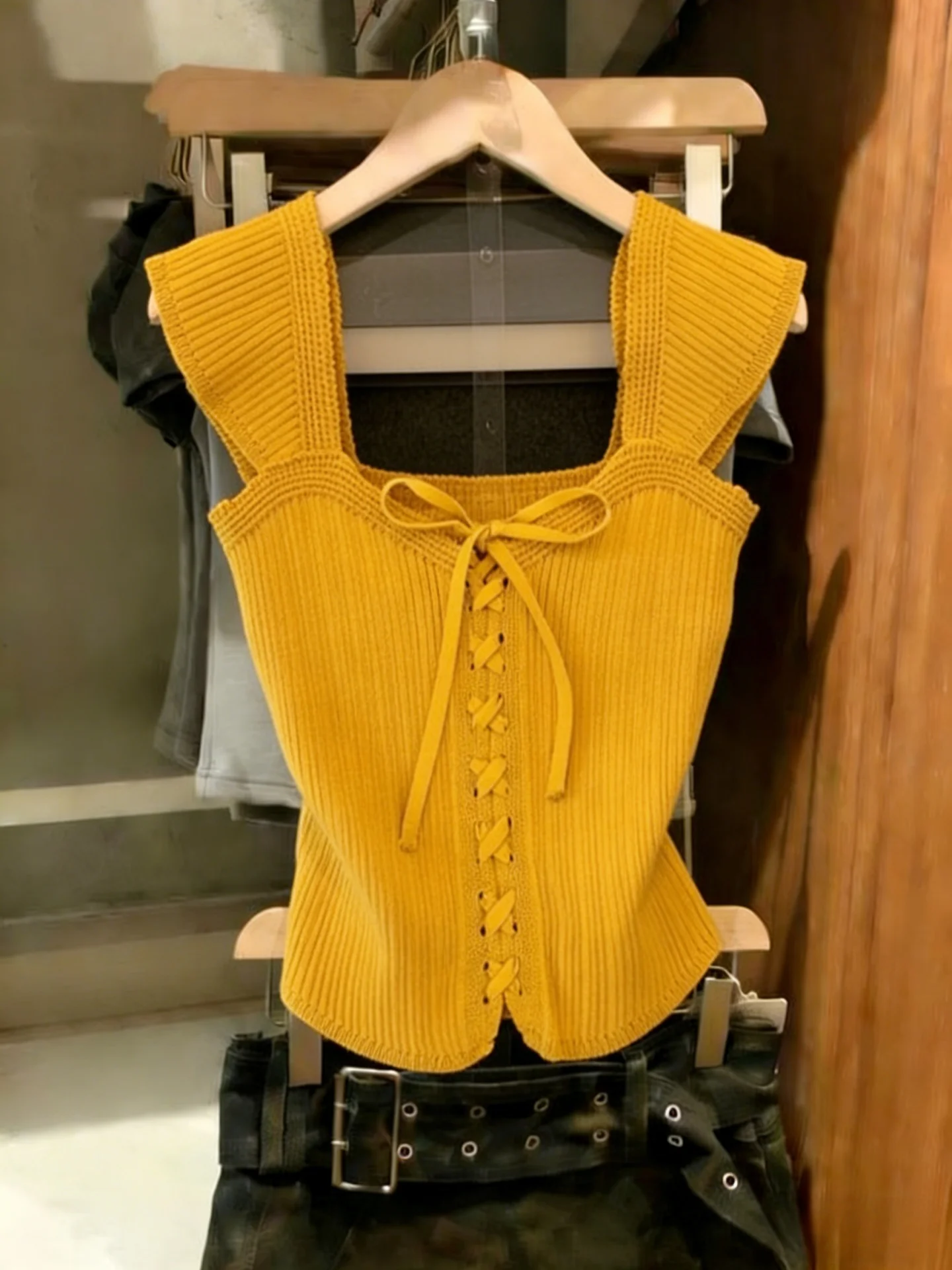 Dopamine Knitted Vest Women's Slim Fit Short Sleeve Square Collar Summer New Design Sensation Small Fly Sleeve Top
Dopamine Knitted Vest Women's Slim Fit Short Sleeve Square Collar Summer New Design Sensation Small Fly Sleeve Top